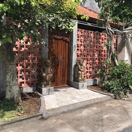 Akatara Hotel Toyapakeh エクステリア 写真